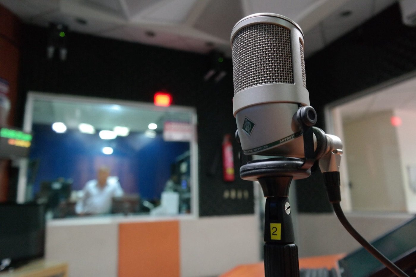 Micrófono de estudio en una cabina de radio